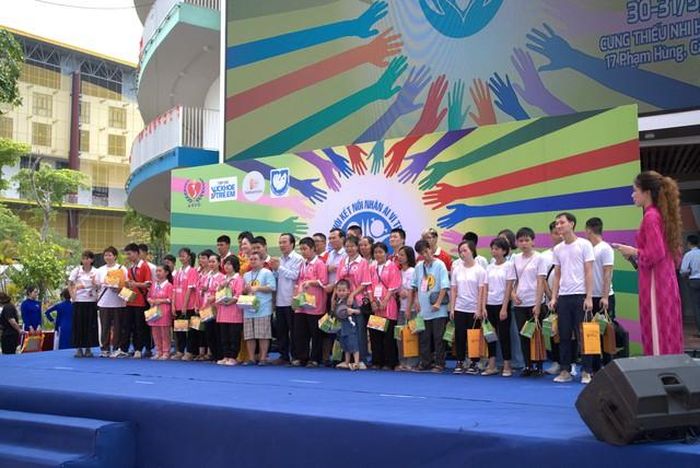 Những phần quà được gửi đến các em trong ngày hội.