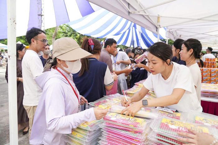 Phụ huynh nhận quà tặng cho con tại hội chợ miễn phí.