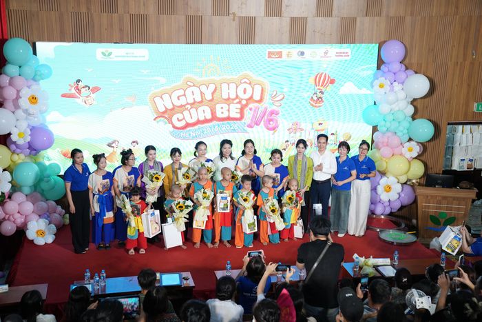 Các bệnh nhi nhận quà từ Ban lãnh đạo và nhà hảo tâm tại chương trình.