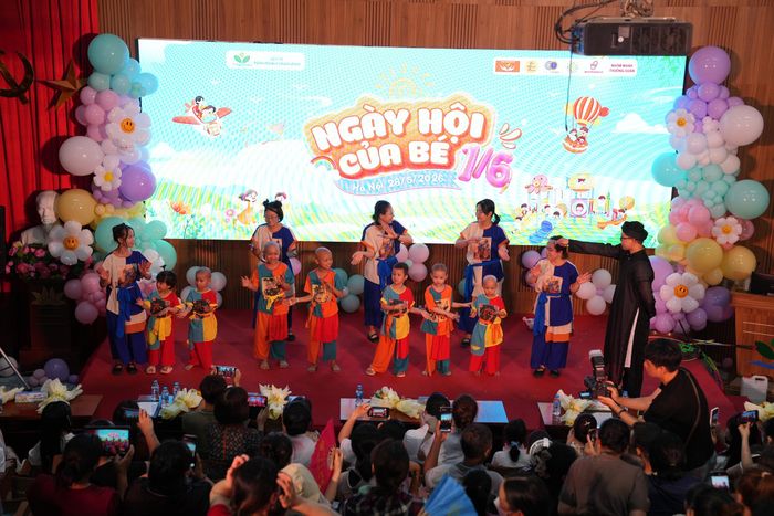 Các bệnh nhi và các nghệ sĩ cùng tham gia biểu diễn văn nghệ tại chương trình.