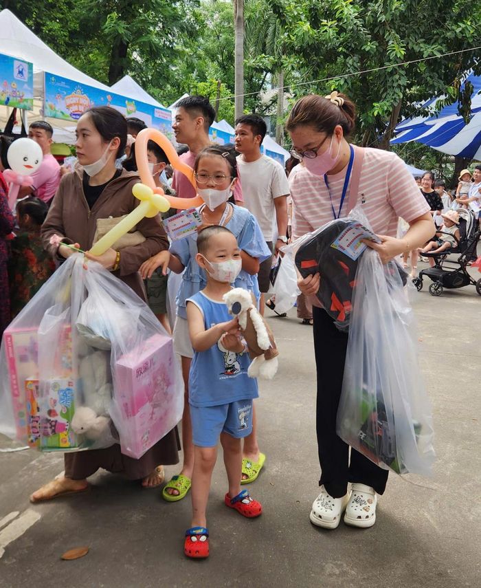 Niềm vui của trẻ đang điều trị tại Bệnh viện Nhi Trung ương được nhận quà dịp Tết thiếu nhi.
