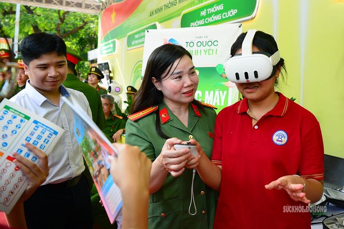 Tại các gian hàng, cán bộ chiến sĩ trực tiếp hướng dẫn người dân tìm hiểu về trí tuệ nhân tạo, dữ liệu kết nối, hệ thống phòng chống tội phạm và các giải pháp bảo đảm an ninh trên môi trường số.