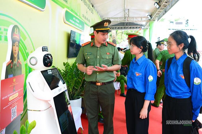 Robot trợ lý ảo, các hệ thống tương tác thông minh và nền tảng hỗ trợ hành chính được giới thiệu ngay tại sự kiện. Những ứng dụng này giúp người dân dễ dàng tiếp cận thông tin, thủ tục và các dịch vụ công.