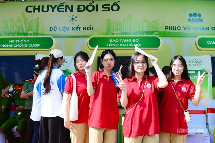 "Tổ quốc bình yên" không chỉ là một ngày hội trải nghiệm cuối tuần. Đó là nơi công nghệ được đưa đến gần người dân, nơi chuyển đổi số được cảm nhận bằng những trải nghiệm thực tế và cũng là nơi người dân thấy rõ hơn hình ảnh một lực lượng công an hiện đại, thân thiện, vì nhân dân phục vụ.