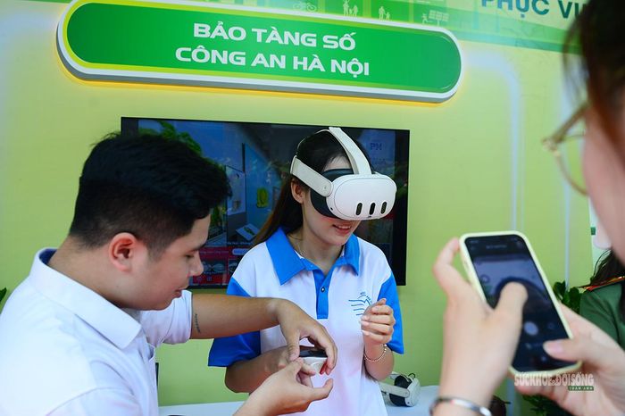 Không chỉ được quan sát, người tham gia còn trực tiếp tương tác với các nền tảng số, qua đó hiểu hơn về quá trình chuyển đổi số đang diễn ra trong lực lượng công an và các dịch vụ phục vụ người dân.