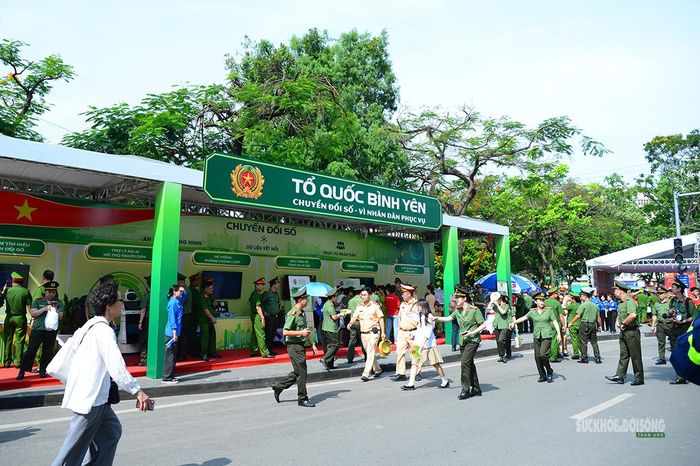 Một trong những hoạt động được yêu thích nhất là trải nghiệm tham quan Bảo tàng số Công an Hà Nội bằng kính thực tế ảo (VR). Người tham gia có thể khám phá các hiện vật, tư liệu và không gian trưng bày theo góc nhìn 360 độ sống động.