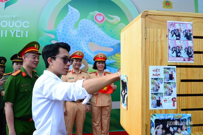 Các khu vực tương tác, check-in và trải nghiệm nhanh liên tục thu hút dòng người tham gia. Cán bộ, chiến sĩ và người dân ghi lại những khoảnh khắc đáng nhớ bên các mô hình công nghệ hiện đại.