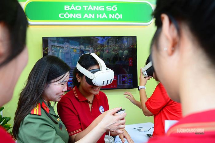 Từ thực tế ảo, trí tuệ nhân tạo đến các hệ thống dữ liệu kết nối, "Tổ quốc bình yên" cho thấy bức tranh về lực lượng Công an Thủ đô đang đẩy mạnh chuyển đổi số, hướng tới mục tiêu phục vụ người dân nhanh hơn, thuận tiện hơn và hiệu quả hơn.