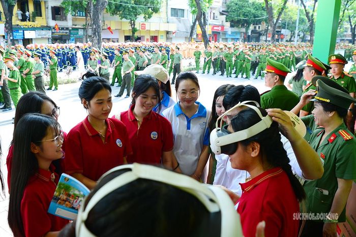 Những cuộc trò chuyện trực tiếp, sự hướng dẫn tận tình và các trải nghiệm công nghệ đã giúp khoảng cách giữa lực lượng công an với người dân được rút ngắn hơn bao giờ hết.