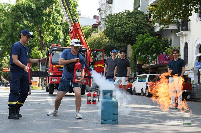 Nhiều du khách nước ngoài thích thú khi được trực tiếp sử dụng bình chữa cháy để dập tắt ngọn lửa từ bình gas giả định ngay giữa trung tâm Hà Nội.