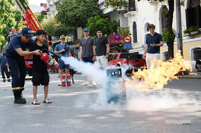 Sau phút giây hồi hộp, các du khách không giấu được sự phấn khích khi hoàn thành nhiệm vụ chữa cháy thành công dưới sự cổ vũ của những người xung quanh.