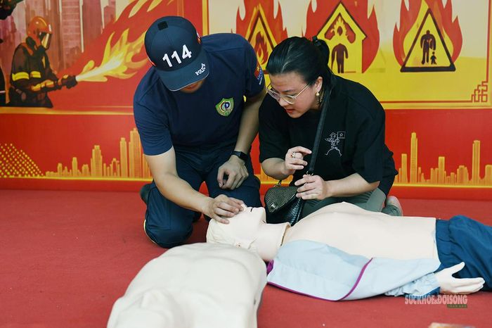Tại khu vực hướng dẫn cứu nạn cứu hộ, người dân được tiếp cận các kỹ năng sơ cứu ban đầu, xử lý tình huống khẩn cấp trước khi lực lượng chuyên nghiệp có mặt.