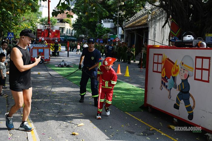 Trực tiếp cầm lăng phun nước, người tham gia được hướng dẫn cách khống chế đám cháy mô hình, trải nghiệm cảm giác của một chiến sĩ PCCC thực thụ.