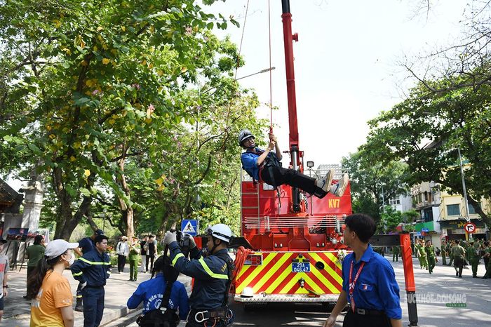 Một trong những hoạt động thu hút nhất là trải nghiệm xe thang cứu nạn. Người tham gia được nâng lên độ cao hàng chục mét để quan sát toàn cảnh khu vực Hồ Hoàn Kiếm từ góc nhìn đặc biệt.