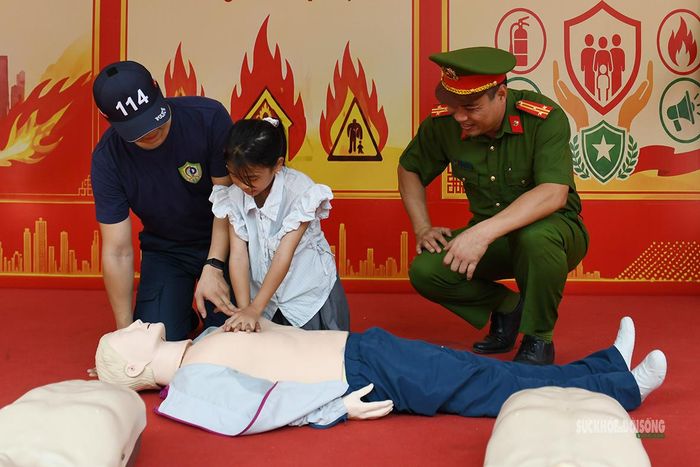 Bài học sơ cứu được truyền tải dễ hiểu, trực quan, giúp các em nhỏ hình thành nhận thức và kỹ năng ứng phó khi gặp sự cố.