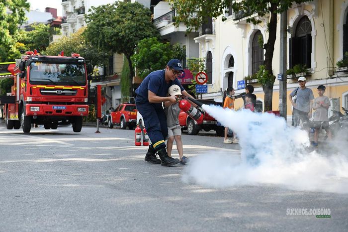 Không chỉ trẻ em, nhiều người dân cũng được thực hành thao tác sử dụng bình chữa cháy xách tay để xử lý các sự cố cháy nhỏ ngay từ ban đầu.