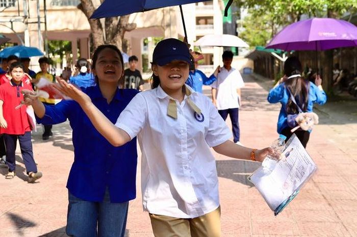 Nhiều thí sinh rời phòng thi với tâm trạng phấn khởi và nhẹ nhõm, tự tin với kết quả bài làm môn Ngoại ngữ vừa hoàn thành.