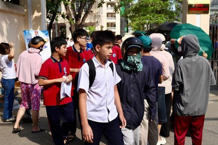 Tuy nhiên, bên cạnh những phản hồi tích cực, vẫn có những thí sinh thừa nhận đề thi có độ phân hóa mạnh ở các câu hỏi cuối. Một nữ sinh tại điểm thi THPT Ngô Thị Nhậm chia sẻ: "Đề thi năm nay có một số câu hỏi khó khiến em mất khá nhiều thời gian để suy luận. Em không hoàn thành được hết các câu hỏi trong đề và dự đoán chỉ đạt khoảng 6 - 7 điểm".