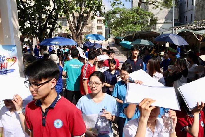 Thí sinh hoàn thành bài thi Ngoại ngữ trong chiều 30/5.