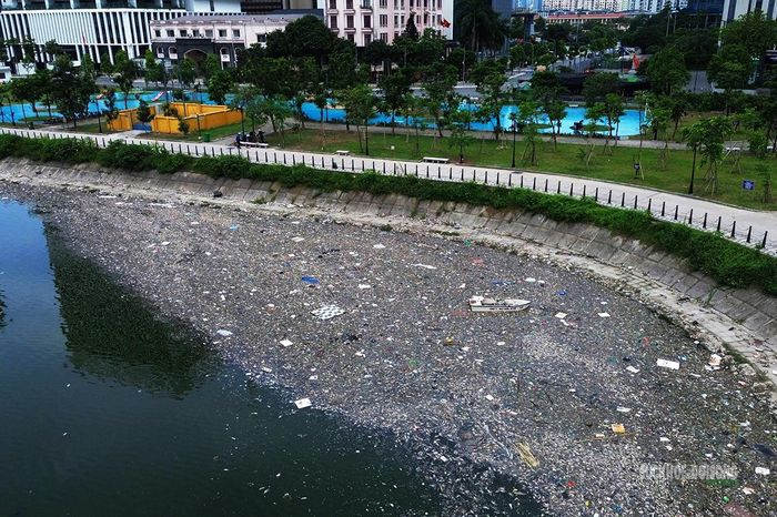 Dọc các bờ kè, rác thải nhựa, hộp xốp và nhiều vật dụng sinh hoạt nổi dày đặc, tạo thành lớp váng ô nhiễm trên mặt hồ.