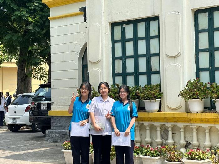 Bạch Dương (ngoài cùng bên trái) và các bạn tại điểm thi THPT Phan Đình Phùng.