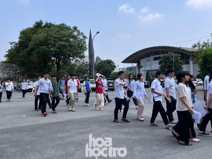 Các teen 2k11 rời phòng thi, về với vòng tay phụ huynh. (Ảnh: Ngọc Khánh).