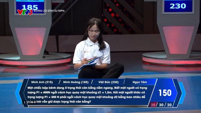 Trong phần thi của Ngọc Tâm, Minh Anh đã chớp thời cơ nhấn chuông giành quyền trả lời và vươn lên vị trí dẫn đầu đoàn leo núi.