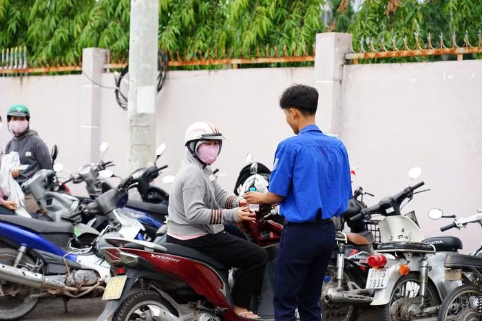  Các công tác hỗ trợ thí sinh và phụ huynh trong ngày đầu tiên. Ảnh: Fanpage Tuổi trẻ phường Tân Khánh 