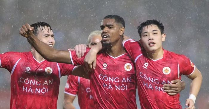 Công an Hà Nội 2-0 Thanh Hóa (vòng 23, ngày 17-5-2026) Đây là trận đấu mà những người yêu mến Công an Hà Nội sẽ còn nhắc lại rất lâu. Trong cơn mưa nặng hạt phủ kín sân Hàng Đẫy, 2 vạn khán giả vẫn ở lại trên khán đài từ đầu đến cuối trận để tiếp lửa cho Quang Hải và đồng đội. Thanh Hóa phòng ngự kiên cường khiến Công an Hà Nội gặp vô vàn khó khăn. Phải tới những phút cuối, Alan Grafite rồi China mới lần lượt ghi bàn, mang về chiến thắng 2-0 đầy nhọc nhằn nhưng vô cùng xứng đáng. Khi tiếng còi mãn cuộc vang lên, Hàng Đẫy vỡ òa trong niềm vui. Công an Hà Nội chính thức vô địch V-League 2025/2026 sớm 3 vòng đấu. Đó không chỉ là chiến thắng của một trận đấu, mà còn là thành quả cho cả một mùa giải đoàn kết, bền bỉ và giàu khát vọng của thầy trò Mano Polking. Đây là dấu mốc hoàn hảo khép lại hành trình chinh phục ngôi vương của đội bóng ngành Công an mùa này.