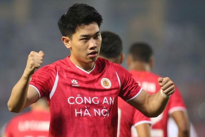 Công an Hà Nội 3-2 Nam Định (vòng 22, ngày 10-5-2026) Có lẽ đây là trận đấu mang nhiều cảm xúc nhất của Công an Hà Nội trong giai đoạn nước rút. Trước một Nam Định luôn nổi tiếng khó chịu và giàu quyết tâm, đội bóng ngành Công an đã phải chiến đấu tới những phút cuối cùng để có 3 điểm trọn vẹn. Nguyễn Đình Bắc trở thành ngôi sao sáng nhất với cú đúp bàn thắng, trong khi đội trưởng Bùi Hoàng Việt Anh ghi pha lập công còn lại. Chiến thắng không chỉ mang về 3 điểm quý giá mà còn cho thấy chiều sâu đội hình cùng tinh thần không bỏ cuộc của nhà vô địch.