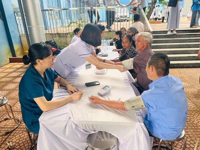 Các bác sĩ đầu ngành của Bệnh viện Bạch Mai tiến hành khám bệnh tổng quát và chuyên khoa, đáp ứng nhu cầu tiếp cận dịch vụ y tế chất lượng cao đối với đồng bào dân tộc thiểu số