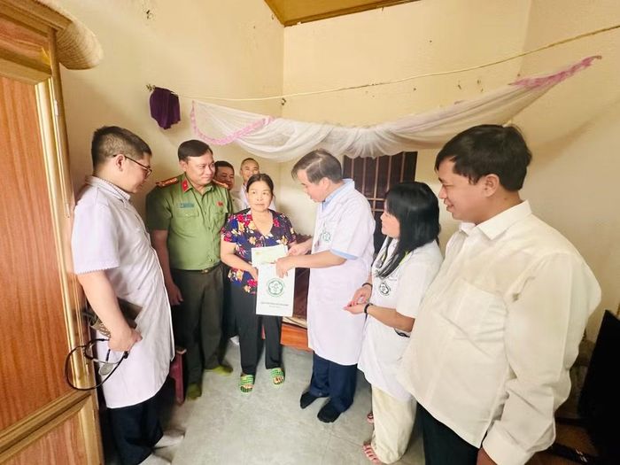 Ngoài điểm thăm khám tại trạm y tế xã Ba Vì, đoàn công tác của Công an Thành phố Hà Nội và Bệnh viện Bạch Mai còn trực tiếp đến tận nơi nhà để thăm khám, kiểm tra y tế đối với các bệnh nhân có hoàn cảnh đặc biệt khó khăn, không thể tự di chuyển