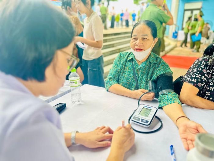 Ban tổ chức triển khai hoạt động tư vấn các biện pháp chăm sóc sức khỏe phù hợp, kết hợp cấp phát thuốc theo đơn chỉ định cho người dân sau khi hoàn tất quy trình khám bệnh
