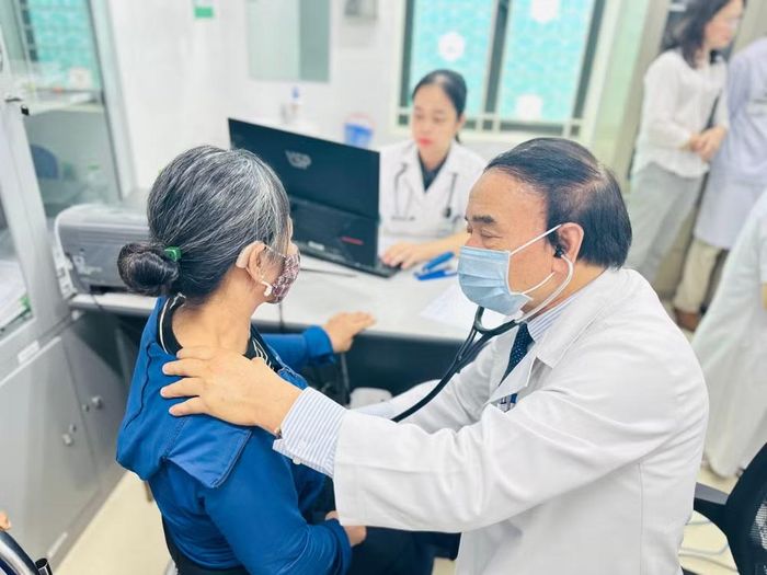 Bệnh viện Bạch Mai điều động đoàn công tác gồm hơn 20 giáo sư, bác sĩ chuyên khoa, kết hợp triển khai hệ thống trang thiết bị y tế lưu động nhằm phục vụ công tác chẩn đoán chuyên sâu