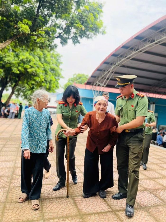 Cán bộ chiến sĩ Công an Thành phố Hà Nội thực hiện nhiệm vụ hướng dẫn, hỗ trợ di chuyển cho hơn 500 người thuộc diện chính sách, người cao tuổi, thương bệnh binh trong quá trình làm thủ tục y tế