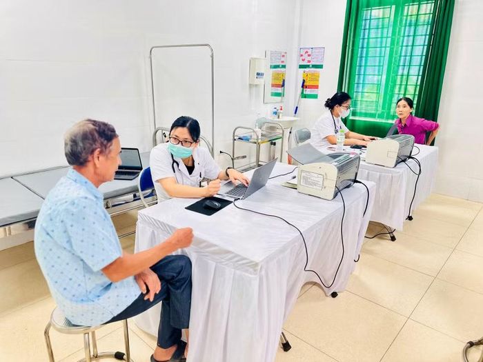 Đội ngũ chuyên môn xử lý các trường hợp phát hiện dấu hiệu bệnh lý nghiêm trọng (như nhồi máu cơ tim, bệnh nan y), thực hiện quy trình lập hồ sơ để sẵn sàng đưa về Bệnh viện Bạch Mai tiếp tục phác đồ điều trị. Theo ghi nhận trong buổi thăm khám ngày 30-5, nhiều trường hợp người dân có dấu hiệu bị bệnh nặng đã được chẩn đoán, phát hiện và được thiết lập hồ sơ để các y, bác sỹ Bệnh viện Bạch Mai điều trị chuyên sâu.
