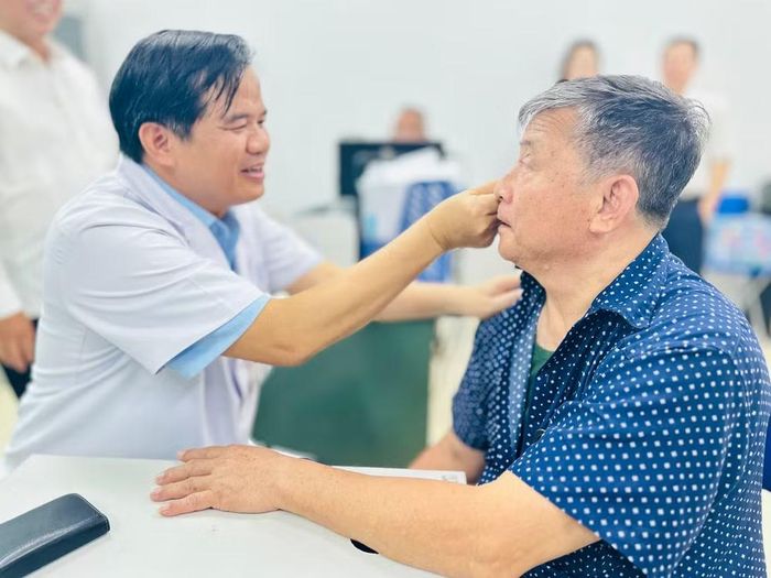 Vừa trực tiếp thăm khám, PGS.TS Đào Xuân Cơ yêu cầu đội ngũ y tế của Bệnh viện tập trung thực hiện công tác khám sàng lọc, hội chẩn trực tiếp. Đối với các ca bệnh nặng, phải thiết lập ngay phương án hỗ trợ chuyển tuyến đến Bệnh viện Bạch Mai để điều trị