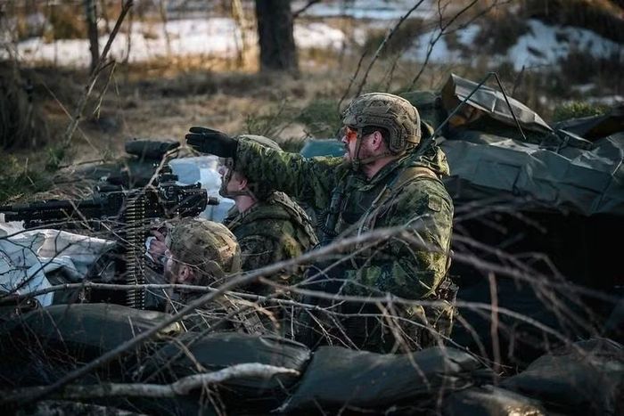 Trước bối cảnh an ninh quốc tế thay đổi, Hội nghị thượng đỉnh NATO tại Warsaw vào tháng 7/2016 đã thông qua thỏa thuận về sự hiện diện của lực lượng đồng minh tại các nước Baltic và Ba Lan như một phần của việc củng cố sườn phía Đông Liên minh.