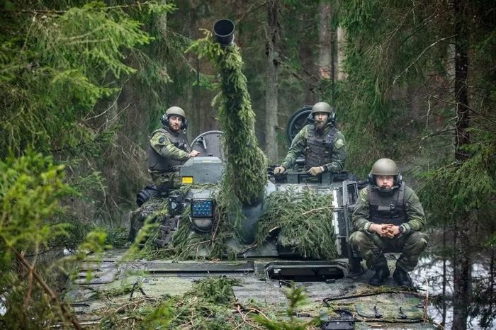 Cho đến thời điểm này, Canada đã đầu tư hơn 315 triệu euro để mở rộng cơ sở hạ tầng quân sự tại các địa điểm ở Adage, Cer và Lielvarde và dự kiến sẽ chi thêm 64 triệu euro nữa.
