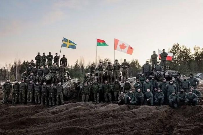 Bên cạnh đó các nước láng giềng của Latvia thuộc khu vực Scandinavia là Đan Mạch và Thụy Điển thay phiên nhau đóng góp tiểu đoàn thứ hai mỗi năm, trong khi Ý, Ba Lan và Tây Ban Nha điều động các đại đội cơ giới.