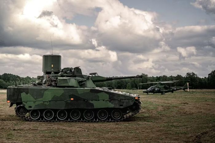 Ngoài ra Thụy Điển còn triển khai pháo tự hành bánh lốp Archer cho tiểu đoàn pháo binh đa quốc gia của lữ đoàn, Quân đội Latvia cũng đang mua 18 hệ thống Archer để hoàn thiện việc triển khai.