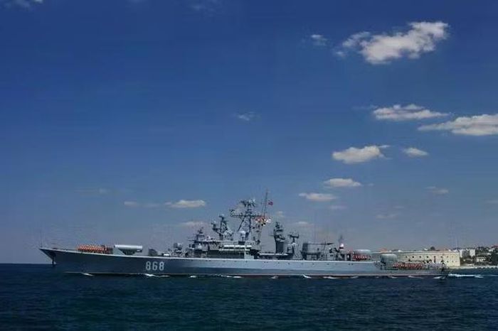 Dự án 1135M là phiên bản hiện đại hóa từ nguyên mẫu Dự án 1135 Burevestnik, khác biệt chính là việc lắp đặt các bệ pháo hạm mạnh hơn với cỡ nòng 100 mm thay vì 76 mm, bên cạnh đó thiết bị định vị thủy âm (sonar) cũng được nâng cấp.