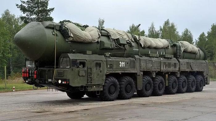 Tên lửa được trang bị đa đầu đạn, chia thành 6 khối dẫn hướng riêng biệt, mỗi khối chứa 6 đầu đạn con để tấn công đồng thời vào các mục tiêu khác nhau. Tuy nhiên khi không có đầu đạn hạt nhân, chúng chỉ là những khối gang rỗng trọng lượng 50 kg.