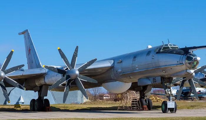 Việc chiếc Tu-142MR bị phá hủy khi đang nằm trong nhà máy sửa chữa cho thấy Ukraine đã khai thác chính xác thời điểm mục tiêu không thể cơ động, đồng thời phản ánh năng lực trinh sát và thu thập thông tin ngày càng hiệu quả.