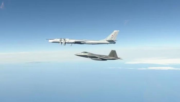 Trong khi đó, biến thể Tu-142MR được thiết kế chuyên biệt cho nhiệm vụ truyền tín hiệu vô tuyến tần số rất thấp, phục vụ liên lạc với tàu ngầm mang tên lửa đạn đạo khi hoạt động dưới nước.