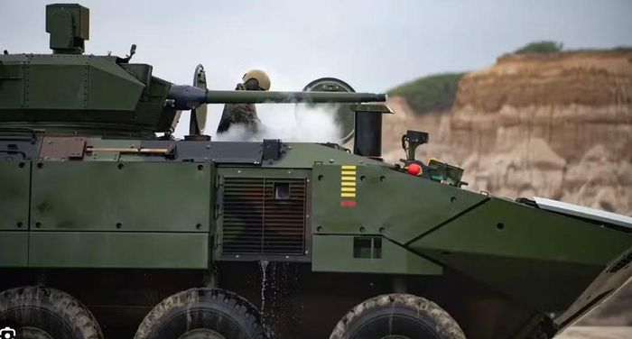 Hệ thống tháp pháo do tập đoàn Kongsberg Gruppen phát triển, cho phép kíp chiến đấu vận hành hoàn toàn từ trong thân xe, thông qua hệ thống quan sát quang điện tử và đo xa laser.