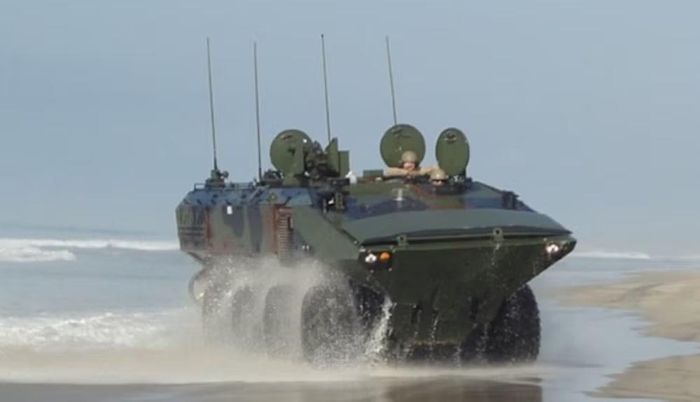 ACV-30 thuộc gia đình xe chiến đấu đổ bộ do hãng BAE Systems phát triển, sử dụng cấu hình 8 bánh lốp, cho phép di chuyển hiệu quả cả trên bộ lẫn dưới nước.