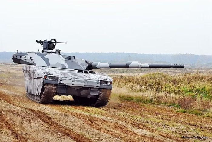 Hệ thống vũ khí của cả hai xe tăng hạng nhẹ tương đương nhau. CV90120 trang bị pháo áp suất cao Rheinmetall 120 mm với chiều dài nòng gấp 44 đường kính (L/44). Còn CFL-120 Karpat cũng sử dụng pháo áp suất cao 120 mm, nhưng chiều dài nòng ở mức L/45.