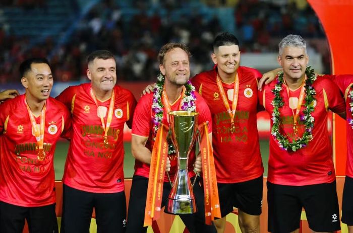 HLV trưởng Mano Polking - người vừa hoàn tất bộ sưu tập danh hiệu vô địch V-League, Cúp quốc gia, Siêu cúp quốc gia - chụp ảnh lưu niệm cùng các cộng sự