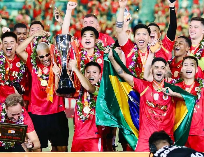 Đội trưởng Quang Hải cùng đồng đội phấn khích ăn mừng